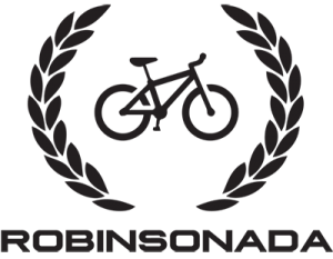 logotyp rower wewnątrz półokręgów z kłosów siana i napis robinsonada
