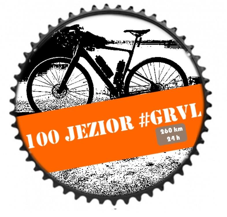 logotyp czarnobiałe zdjęcie roweru typu Gravel na tle jeziora w obramowaniu koła zębatego z napisem 100 jezior #GRVL
