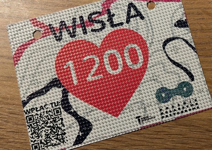 plakietka startowa z czerwonym sercem, napisem Wisła 1200, logotyp Polskie Kolarstwo Przygodowe i kod QR prowadzący do skarbonki internetowej