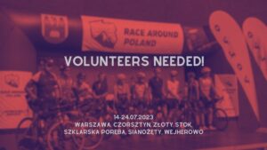 napis volunteers needed na zdjęciu z linii startu Race Around Poland