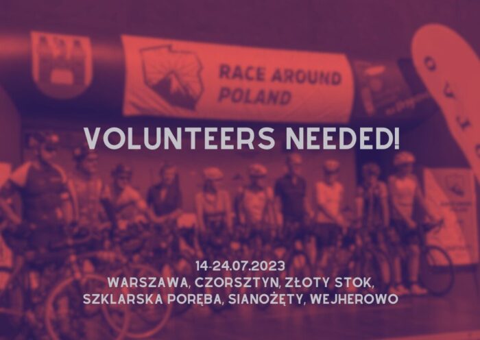 napis volunteers needed na zdjęciu z linii startu Race Around Poland
